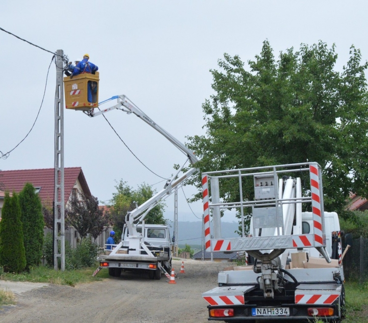 Megkezdték a lámpatestek cseréjét