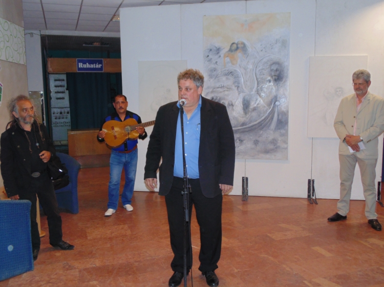 Bari Janó festõmûvész kiállítása a mûvelõdési központ aulájában