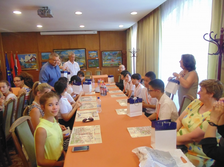 Japán diákcsoport vendégeskedik Vácott