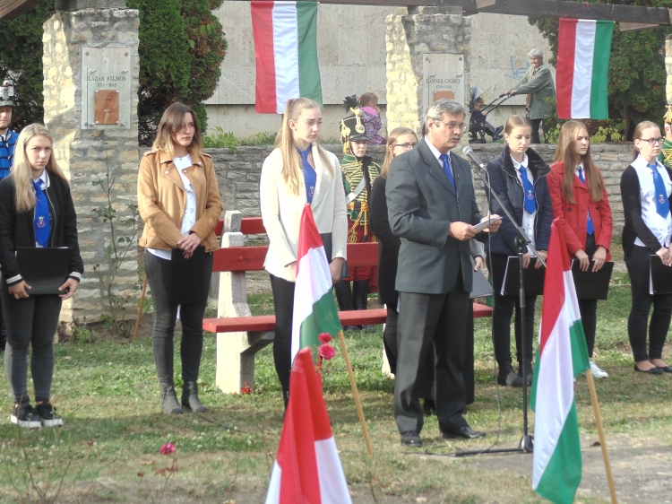 Tisztelet a vértanú hõsöknek