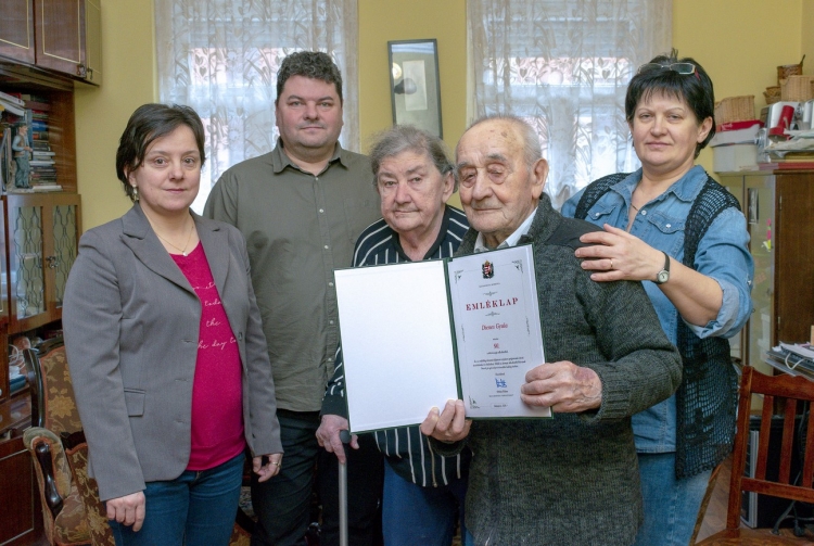 Tisztelettel köszöntjük a szépkorú Dienes Gyulát