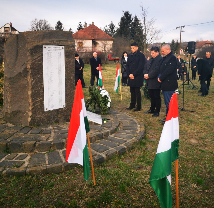 Tiszteletadás a rabtemetõben