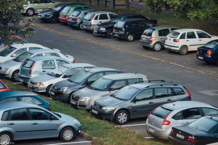 Új társasházak: parkolási szigorítás