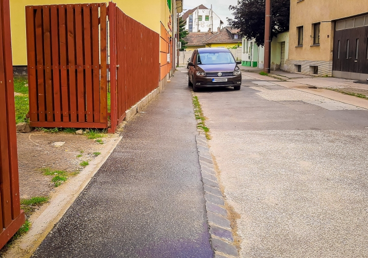Belvárosi járdafelújítás a lakókkal összefogva