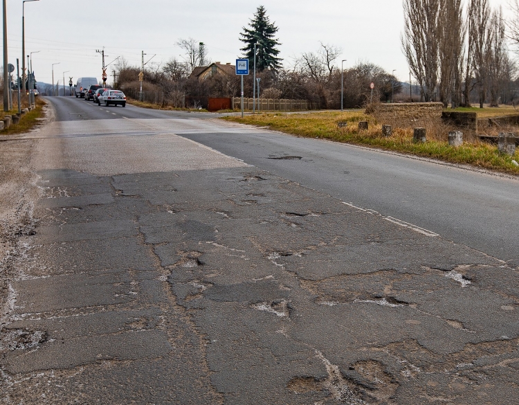 A Rádi út felújítására pályázik a város