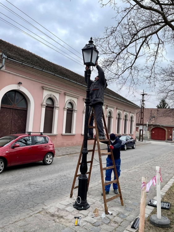 Ismét közterületeinket díszítik a felújított öntöttvas lámpaoszlopok