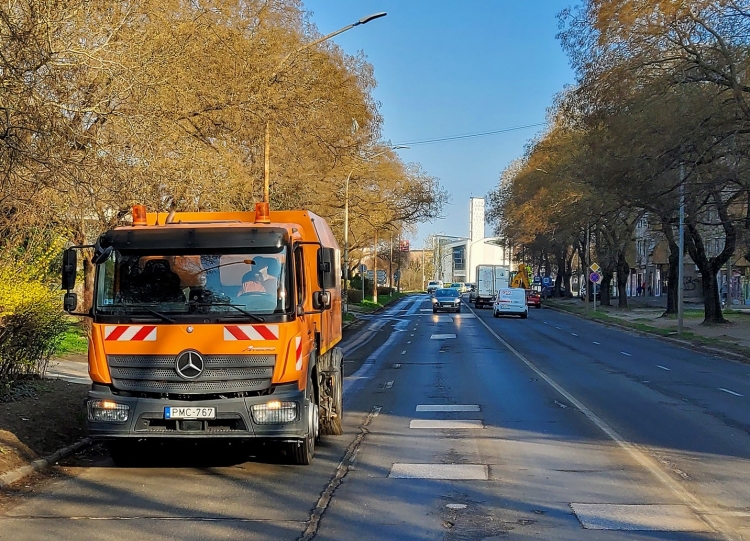 Tisztítják a Csányi körút útburkolatát