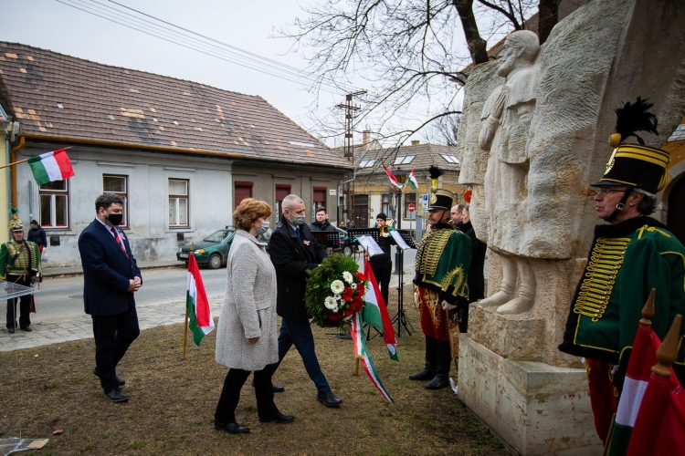 Tisztelgés a szabadságharc emléke elõtt