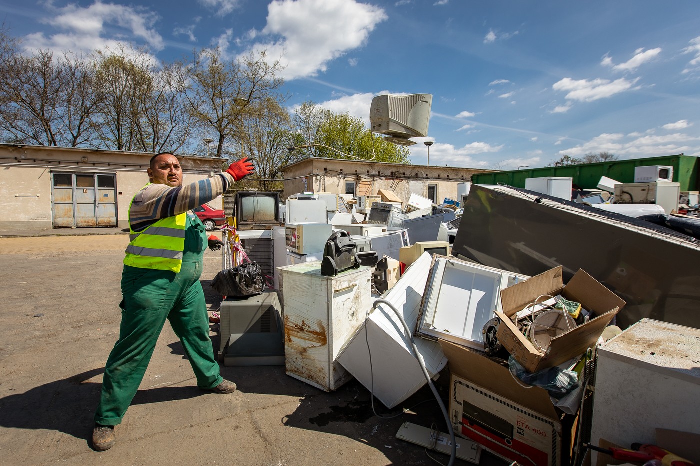 Több száz köbméter elektronikus hulladék gyűlt össze