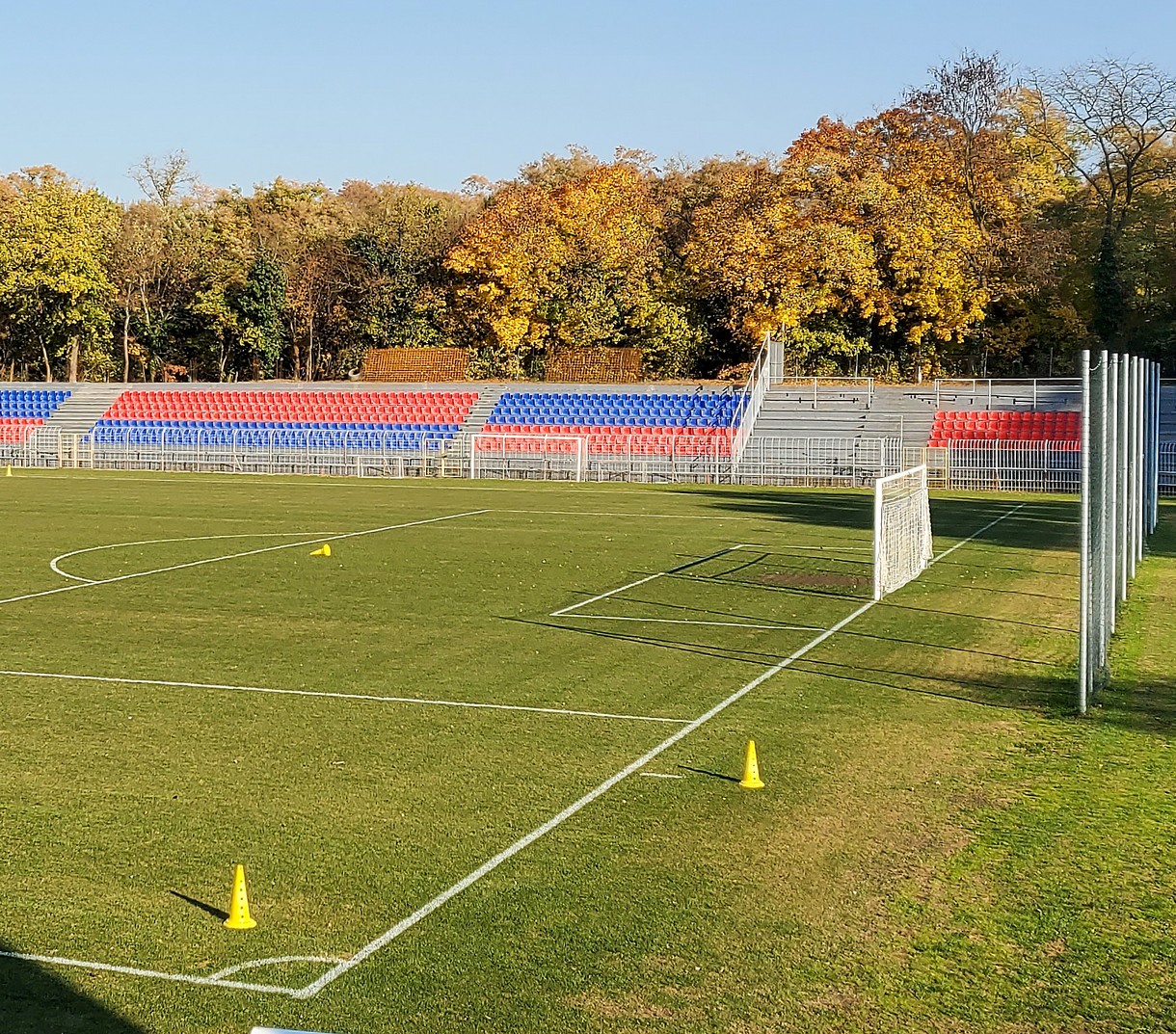 Engedély nélkül épül a váci stadion lelátója, bírságra számíthatnak