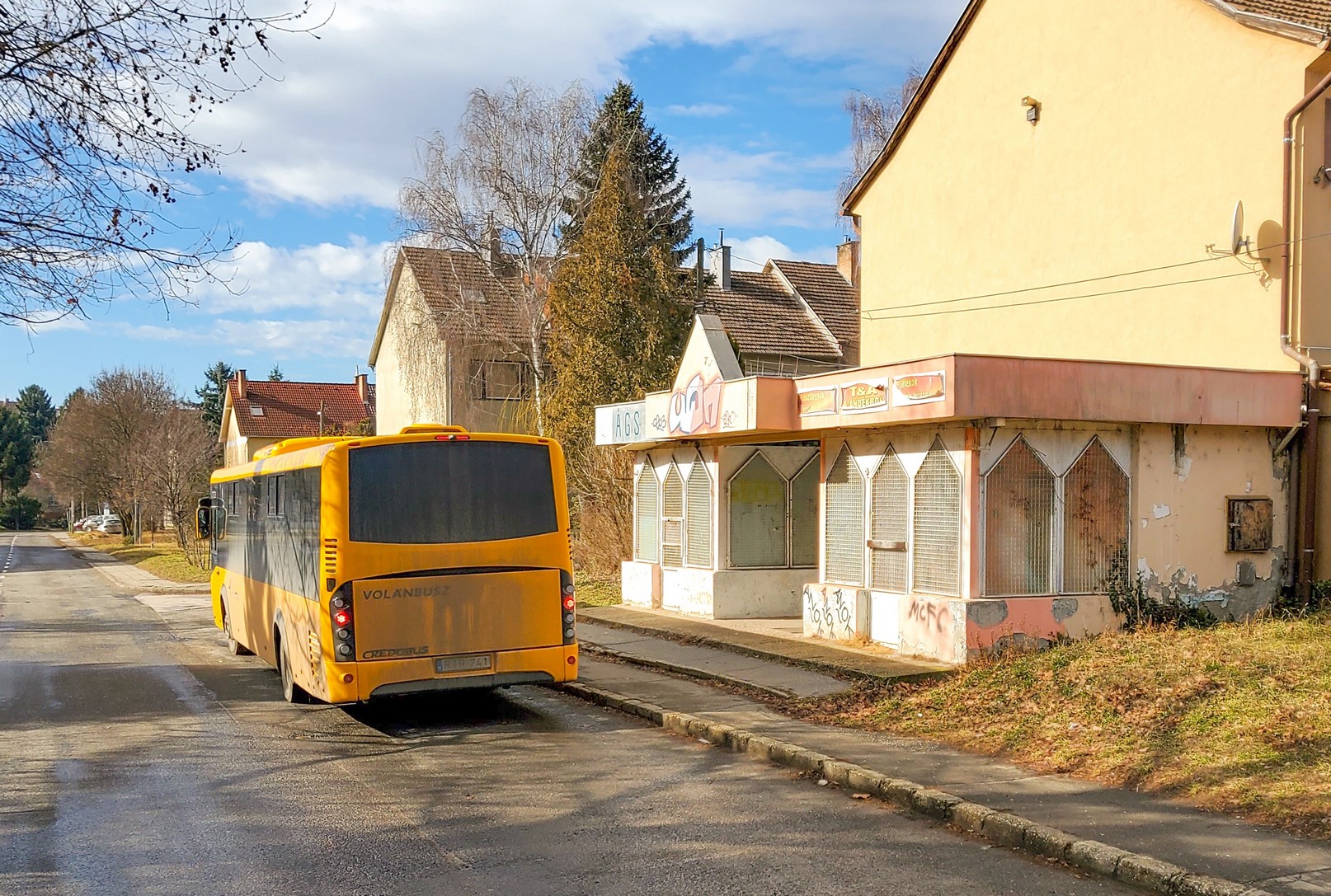 A valóság a Radnóti buszmegállóról