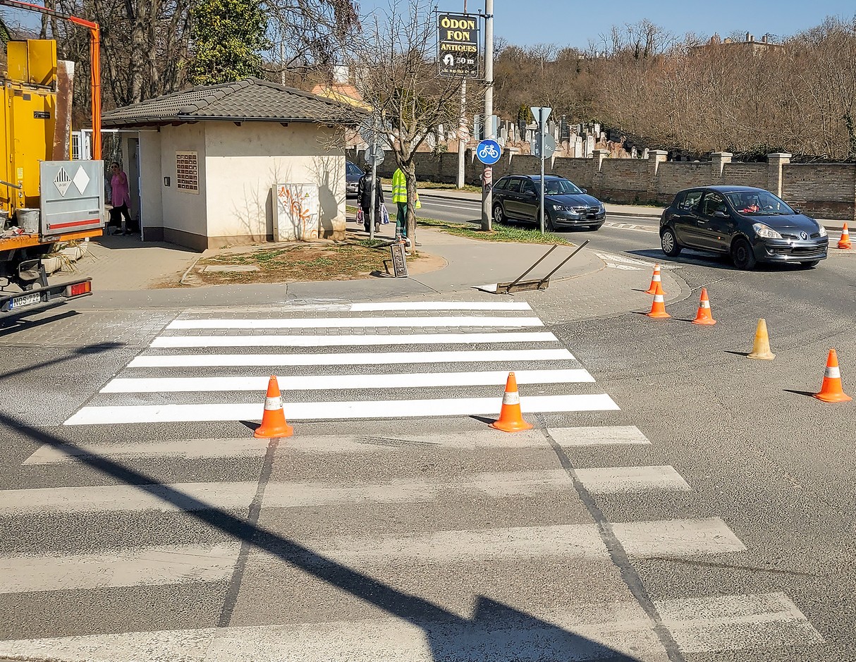 Újrafestett gyalogos átkelőhelyek