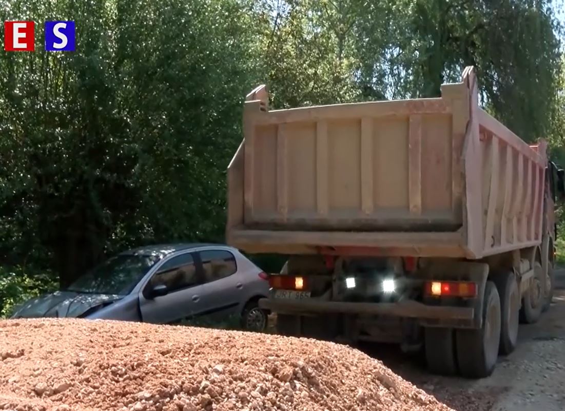 Hatszáz tonna kőzúzalék javítja a váci utakat