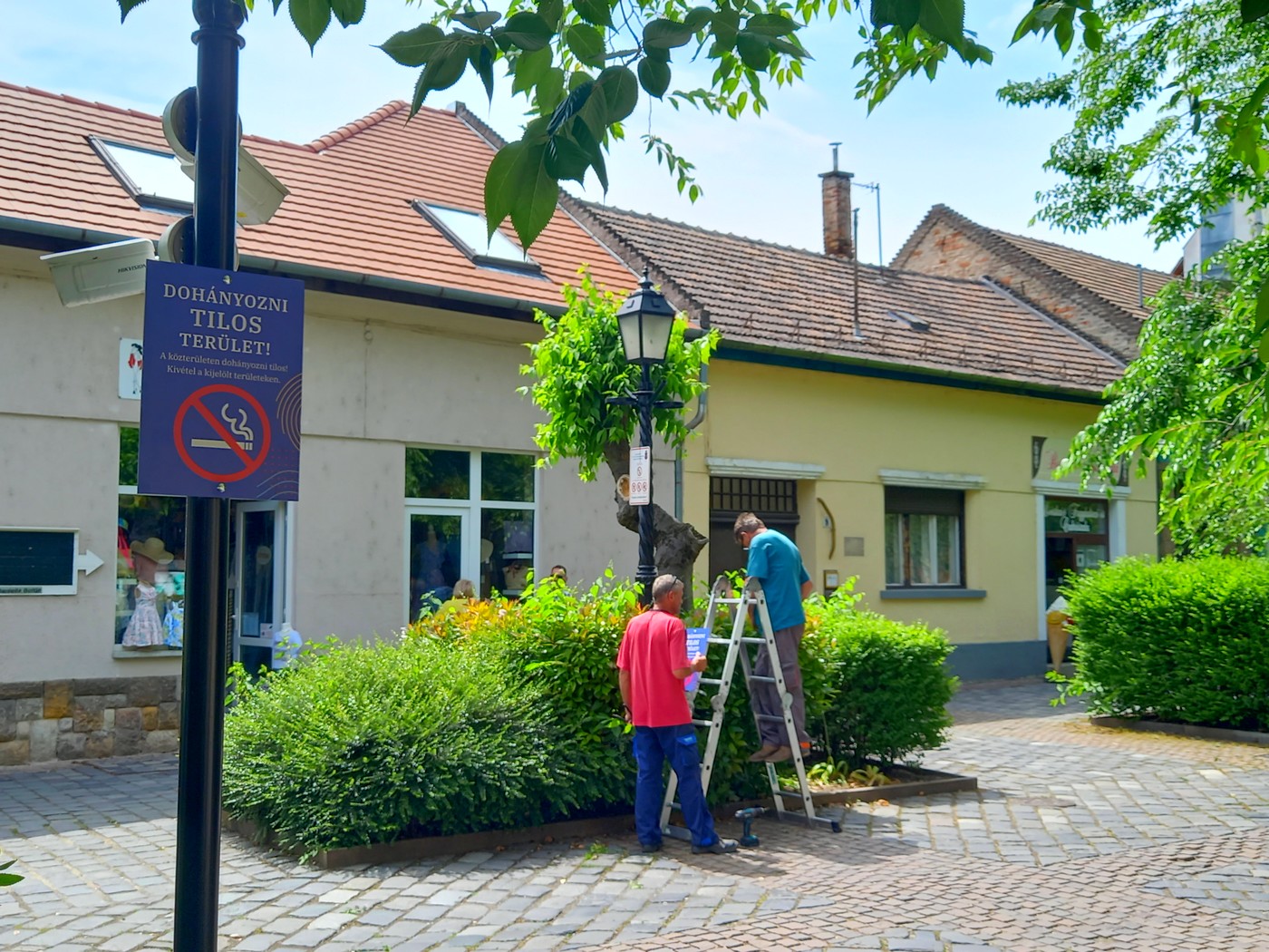 Táblák figyelmeztetnek a dohányzási tilalomra