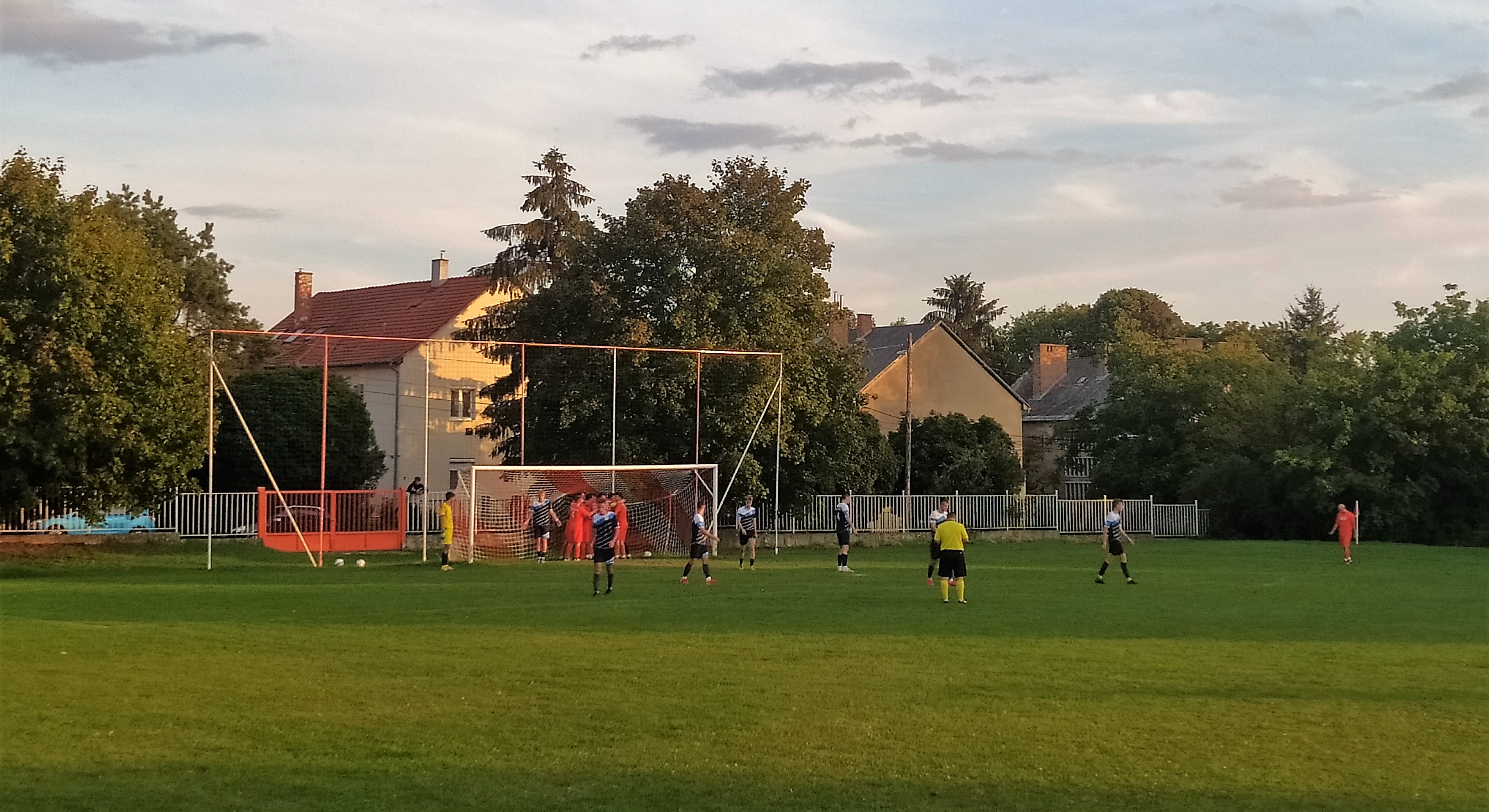 Labdarúgás – Az alacsonyabb osztályú gárda jutott tovább