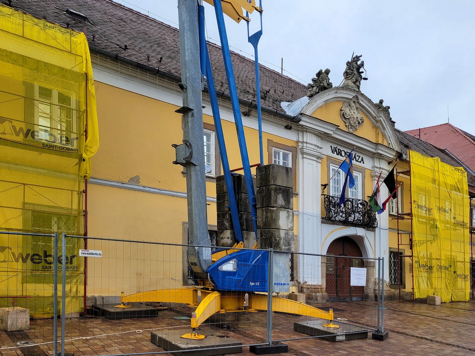 Zajlik a városházi tető megmentése