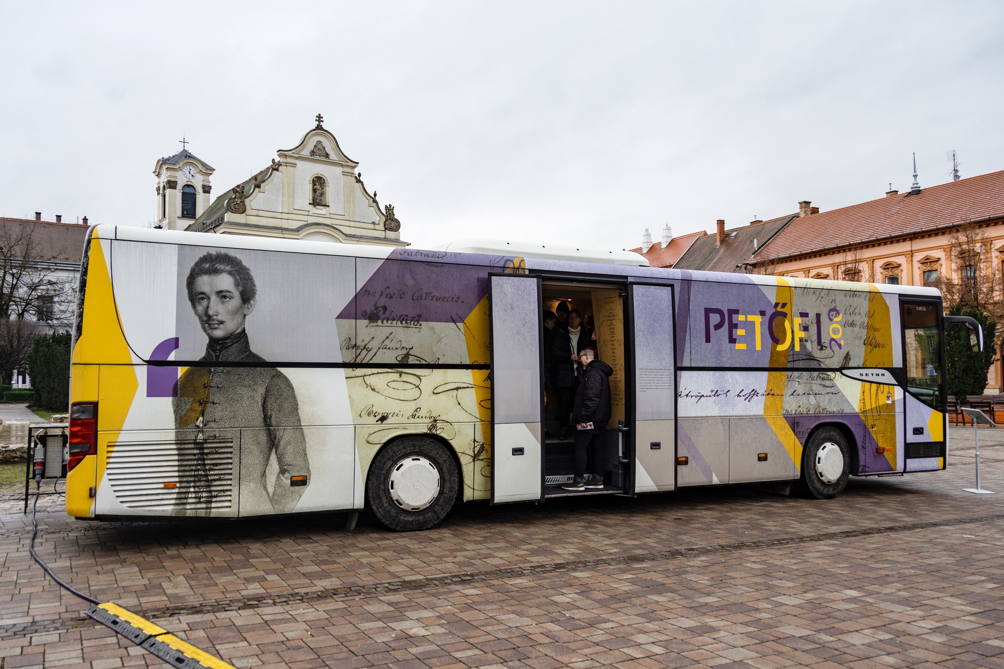 Hétfőn még megtekinthető a Petőfi múzeum-busz