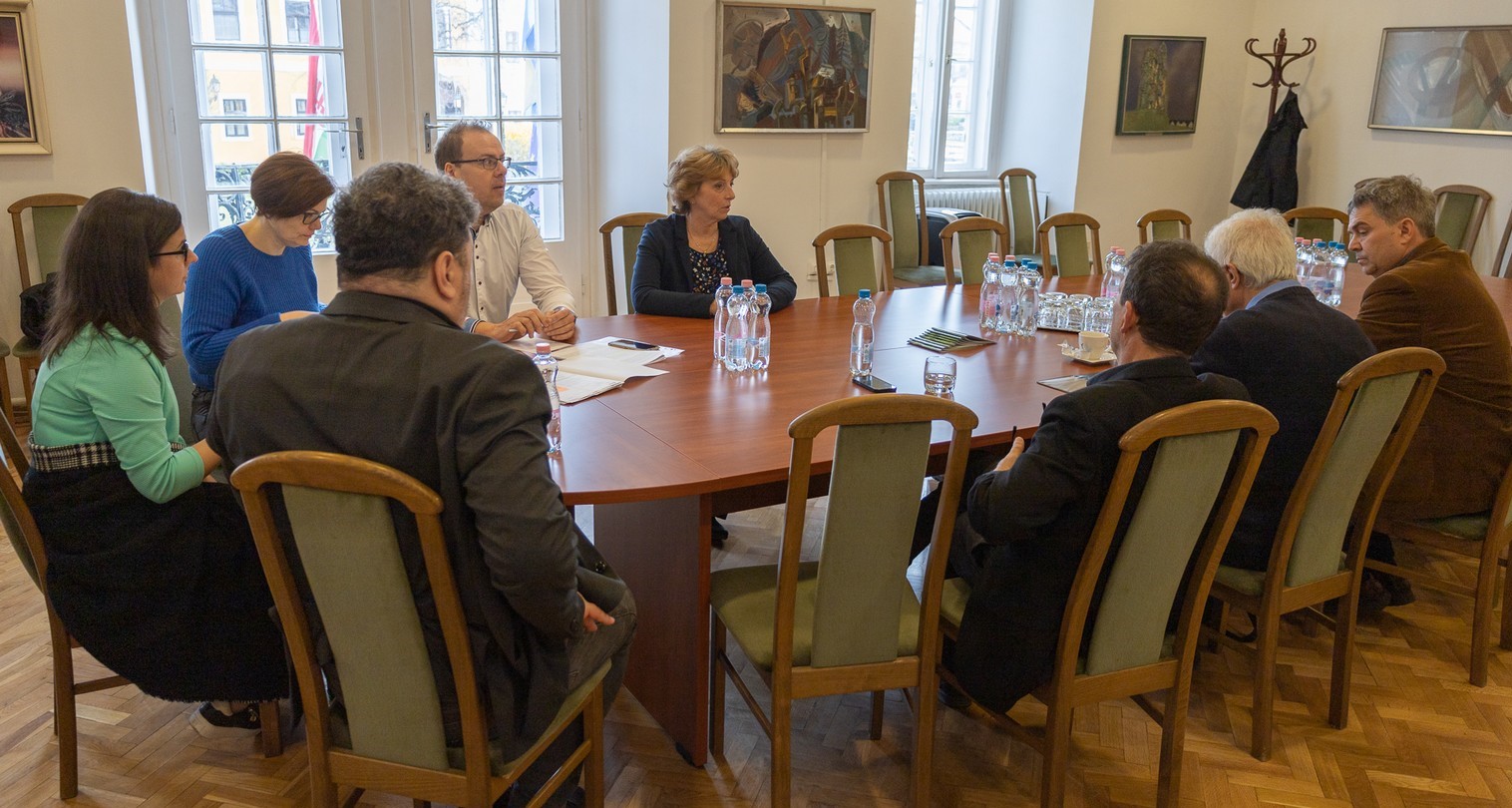 A kereskedelmi iskola mellett a Madách gimi és a mozgásfejlesztő stúdió épületét is vinné a református egyház