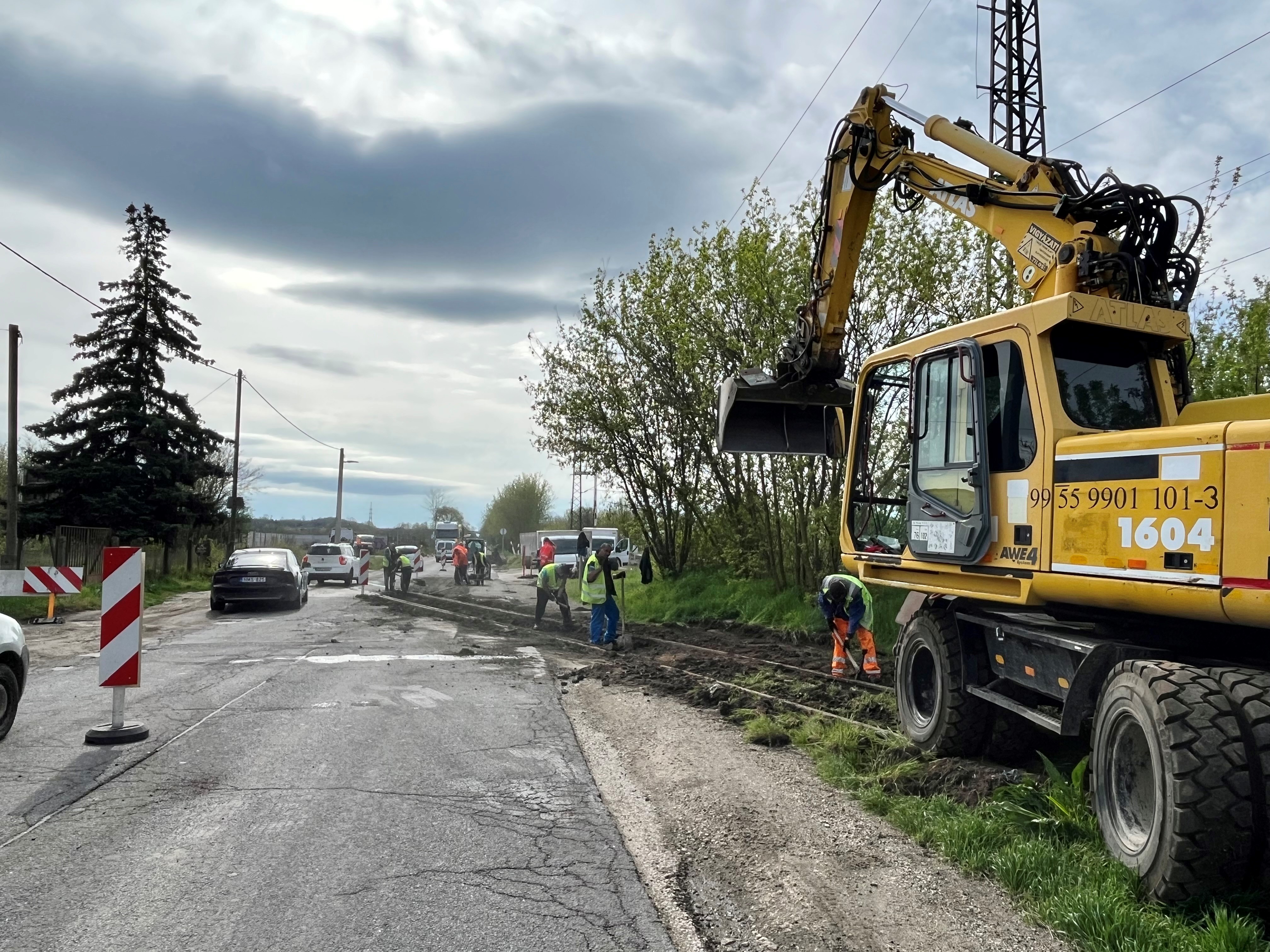 Végre eltűnik a biztonságos forgalmat akadályozó sínpár - FRISSÍTVE