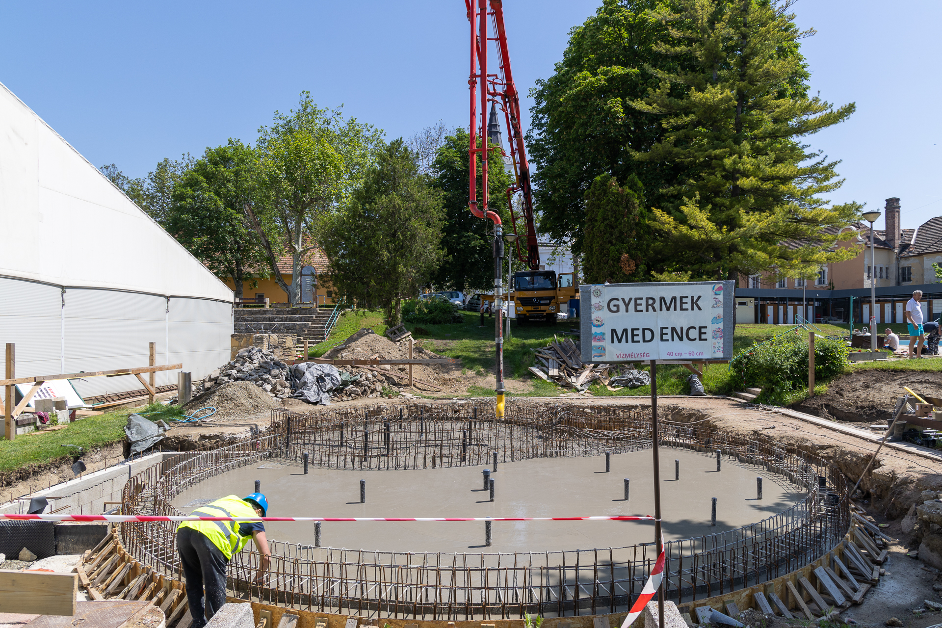 Zajlik a váratlan problémák miatt elhúzódó gyermekmedence-felújítás