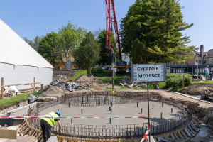 Zajlik a váratlan problémák miatt elhúzódó gyermekmedence felújítása