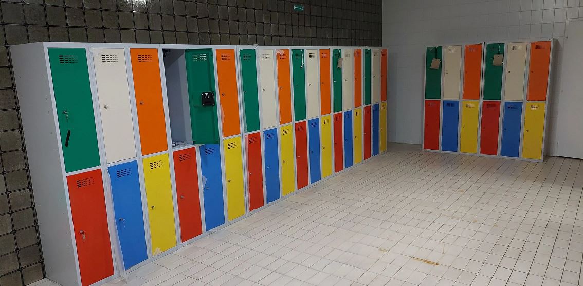 Új öltözőszekrények az uszodában