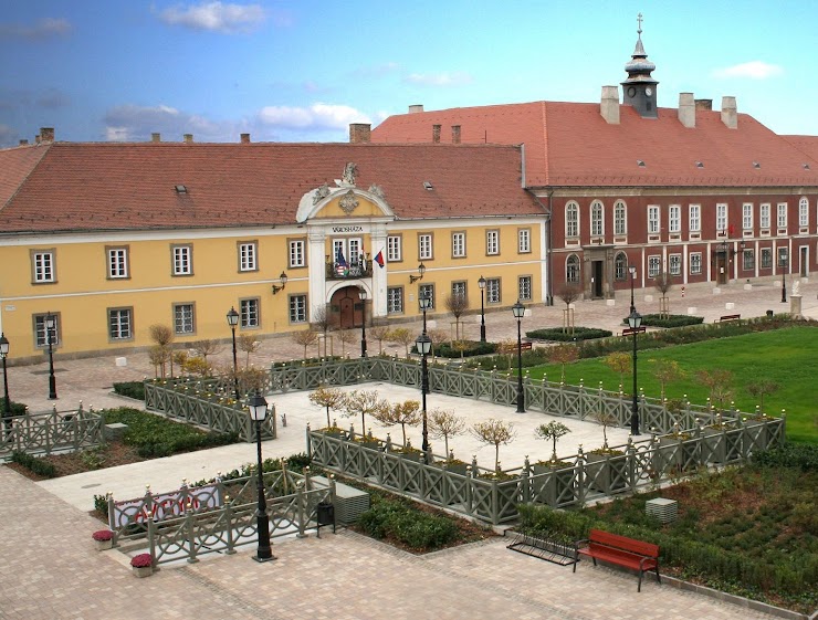 Korcsolyapálya lehet a Főtéren