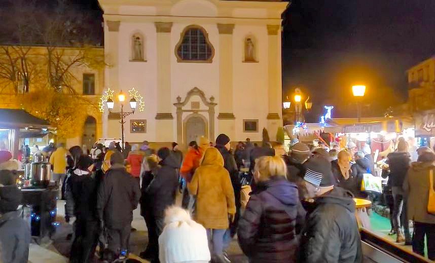 Szombaton megnyílt a karácsonyi vásár és a csúszkapálya 