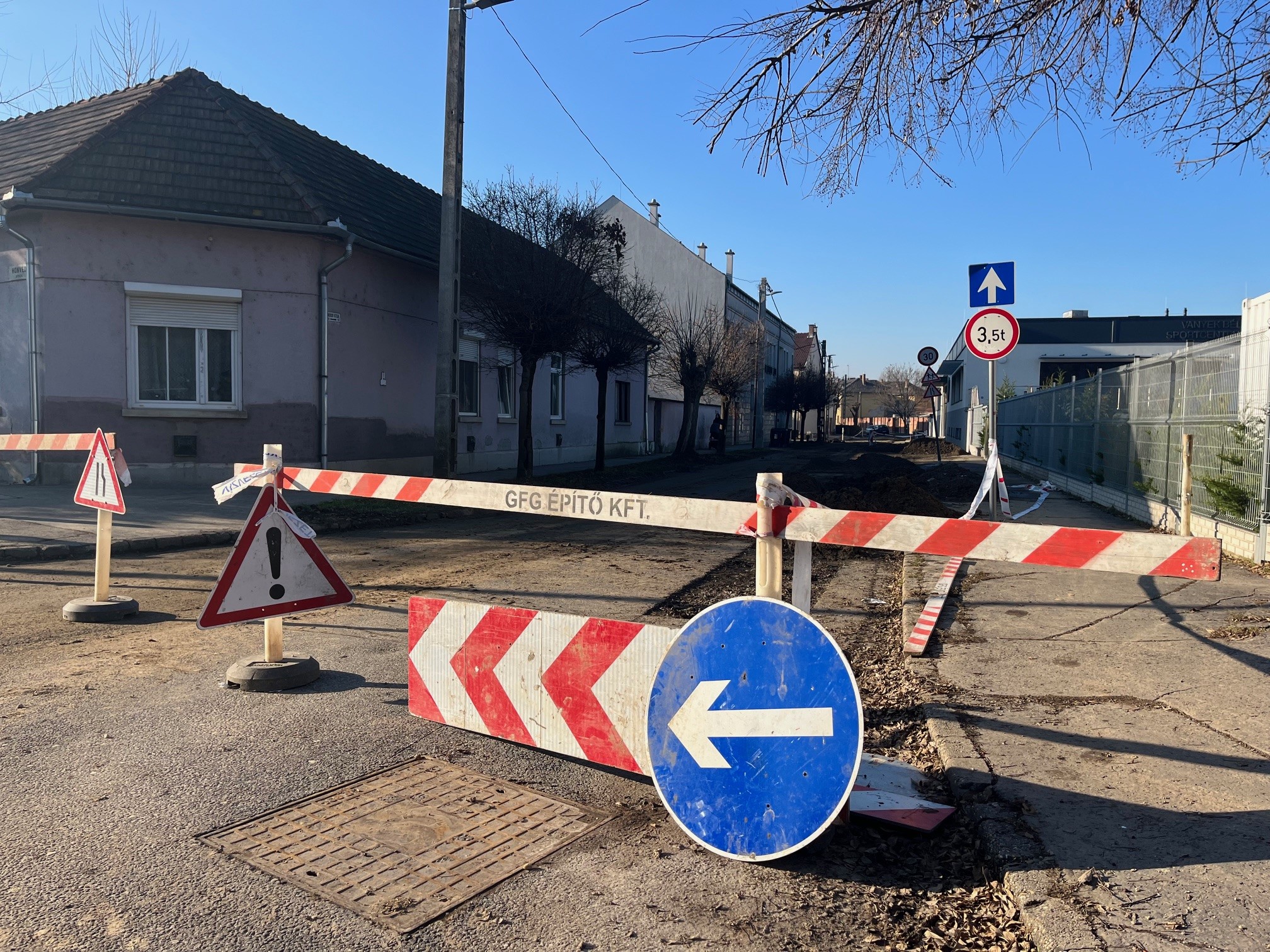 Az időjárás függvényében készül el az aszfalt burkolat a Galcsek és a Kosdi utcákban
