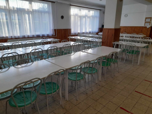 Kényelmesebb bútorok a Petőfi iskola étkezdéjében