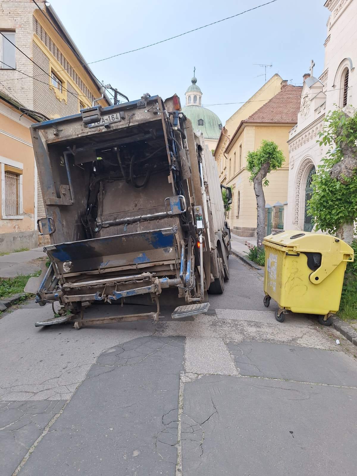 Beszakadt az úttest a Gasparik utcában