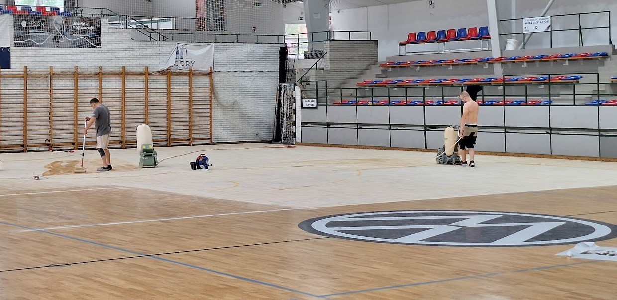 Felújítják a sportcsarnok játékterét