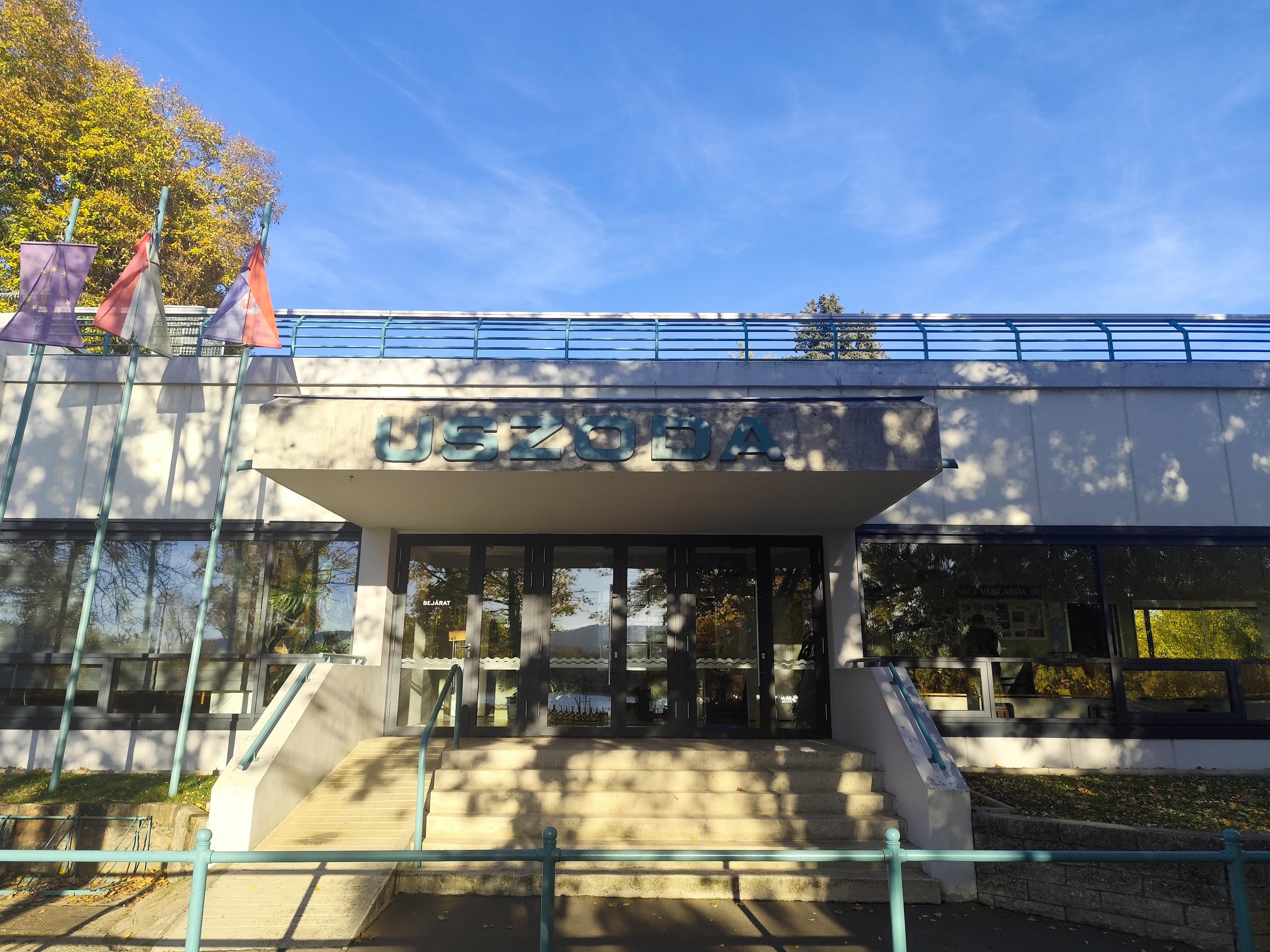 Egy héttel később kezdődik a munka a váci uszodában